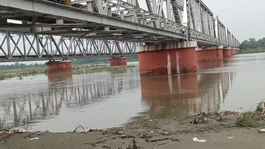 मुरादाबाद,,रामगंगा नदी में अधिक पानी बहने के बावजूद कुछ युवक अपनी जान से खिलवाड़ करने से बाज नहीं आ रहे हैं